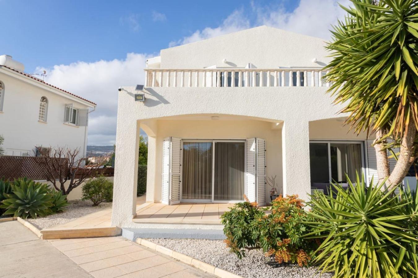Holiday home 4-bedroom With Heated Pool Peyia